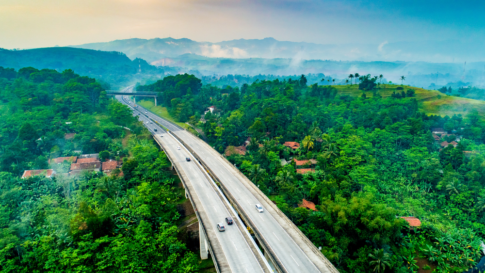 Pemandangan Udara Jembatan Tol Antar Perbukitan di Indonesia, Cikubang, Cipularang Jakarta to Bandung, Jawa Barat, Indonesia, Asia